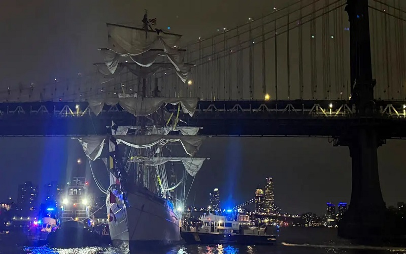 Buque mexicano choca con puente de Brooklyn y hay 2 muertos