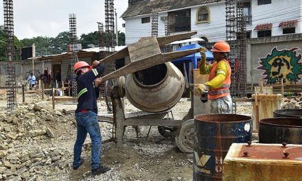 Municipio reactivó la construcción de dos modernas canchas de pádel en Urdesa