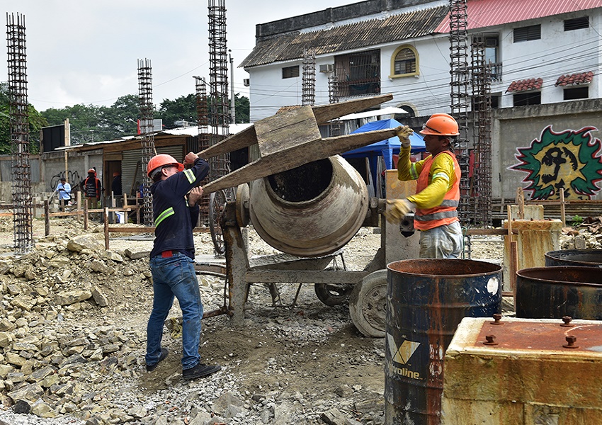 Municipio reactivó la construcción de dos modernas canchas de pádel en Urdesa