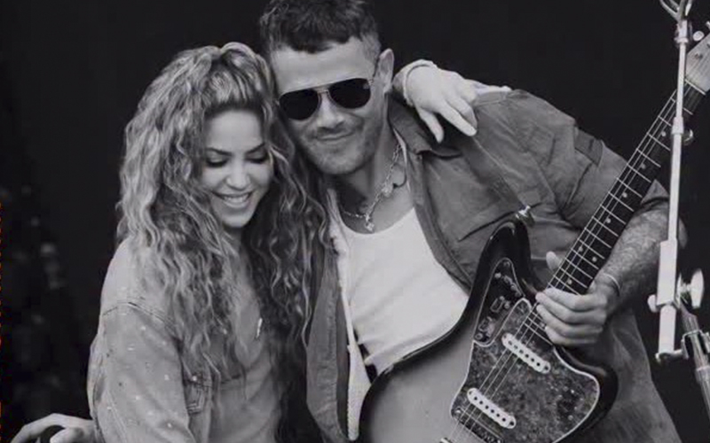 Alejandro Sanz comparte un adelanto de ‘Bésame’, su nueva canción con Shakira: “Si existe algún riesgo de verme sin ti yo no quiero apostar”