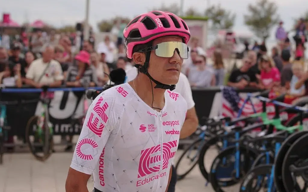 Richard Carapaz es segundo en la general del Giro tras la etapa 17, a solo 41 segundos del líder