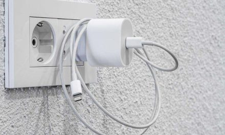 ¿Se pueden dejar los cargadores enchufados todo el tiempo? Lo que dicen los expertos