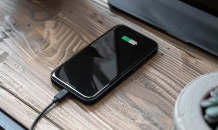 El celular ya puede hablarte: cómo hacerlo para que avise cuando termine de cargar