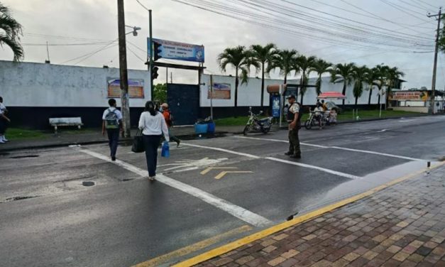 Se activan clases no presenciales tras incendio en Refinería de Esmeraldas