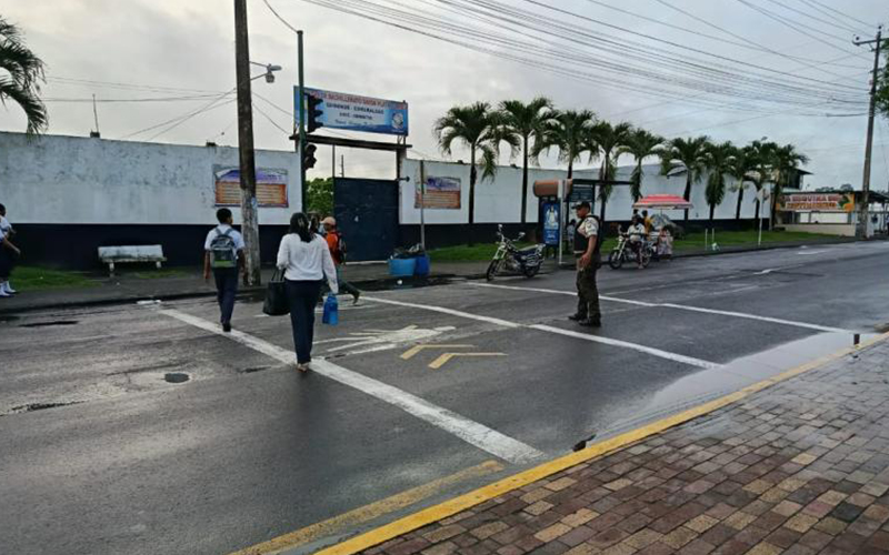 Se activan clases no presenciales tras incendio en Refinería de Esmeraldas