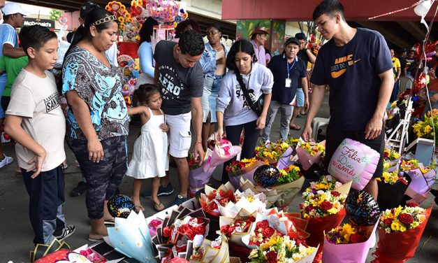 110 comerciantes participaron en la feria municipal por el Día de las Madres