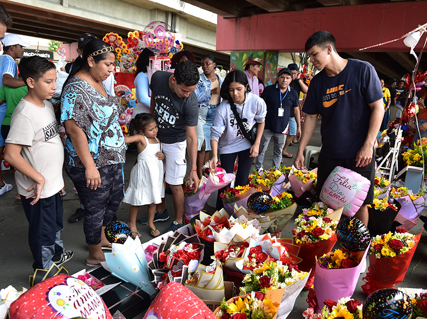 110 comerciantes participaron en la feria municipal por el Día de las Madres