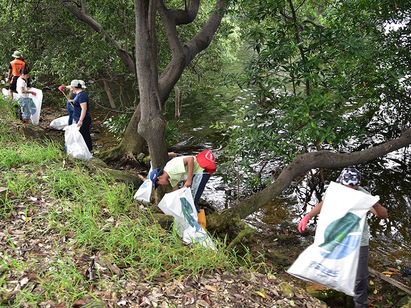 Tres toneladas de desechos se recolectaron durante minga de limpieza en Estero Salado