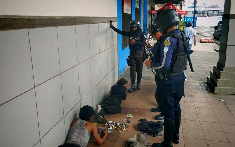 Aprehendimos a 8 personas, tres de ellas con droga cerca de escuelas y recuperamos 5 vehículos robados