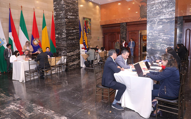 Asambleístas electos entregan documentos en Quito