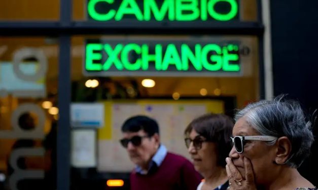 Argentina prepara medidas para estimular el uso de dólares