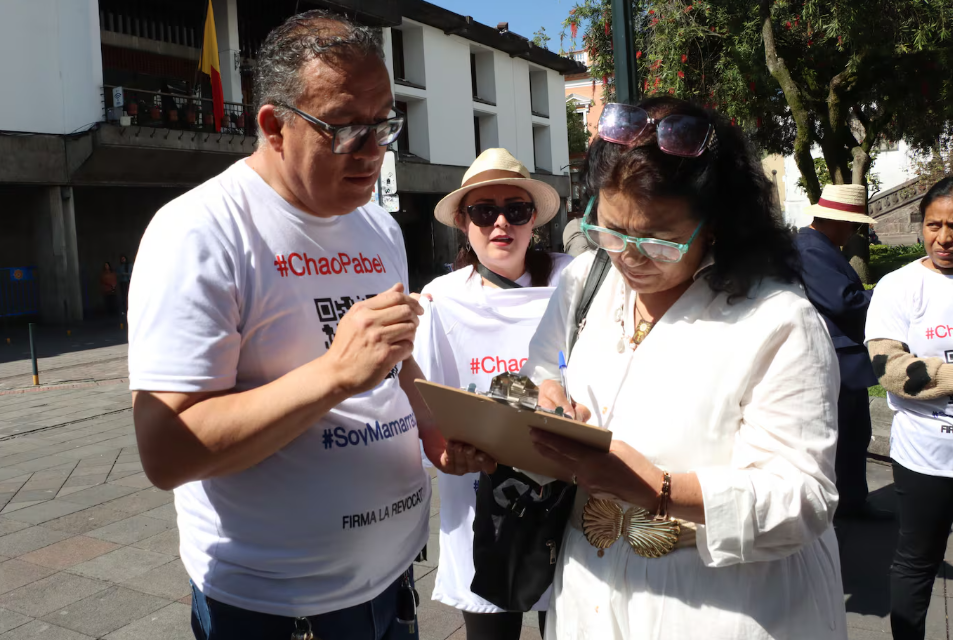 Primera entrega de firmas por revocatoria al alcalde Pabel Muñoz irá al CNE