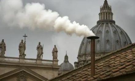 Fumata blanca y las campanas del Vaticano anuncian la elección de un nuevo papa