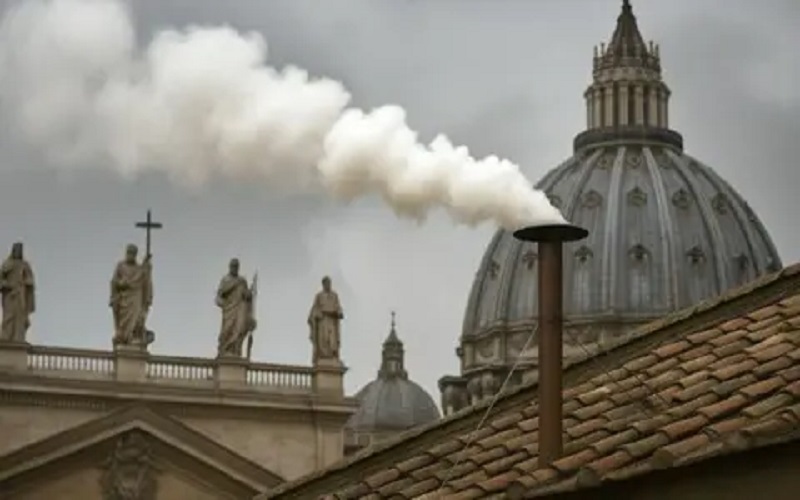 Fumata blanca y las campanas del Vaticano anuncian la elección de un nuevo papa