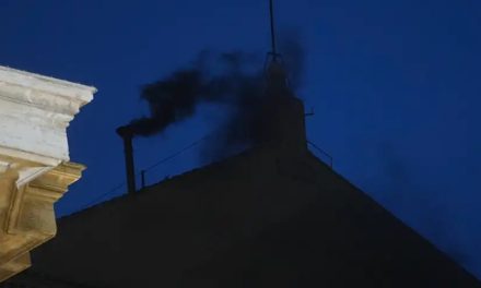 Fumata negra en el Vaticano, no hay acuerdo sobre nuevo papa