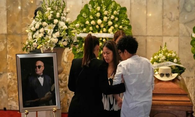 Hija de Rubby Pérez y músicos rompen en llanto en primer ensayo tras muerte del merenguero
