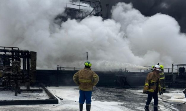 Refinería Esmeraldas sale de operación, tras importante incendio en un tanque de combustible