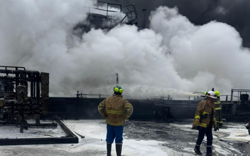 Refinería Esmeraldas sale de operación, tras importante incendio en un tanque de combustible