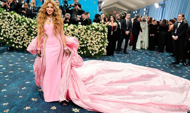 Shakira deslumbró con un imponente vestido rosa en la MET Gala 2025
