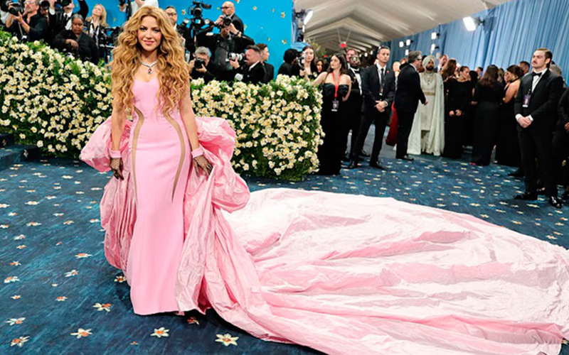 Shakira deslumbró con un imponente vestido rosa en la MET Gala 2025
