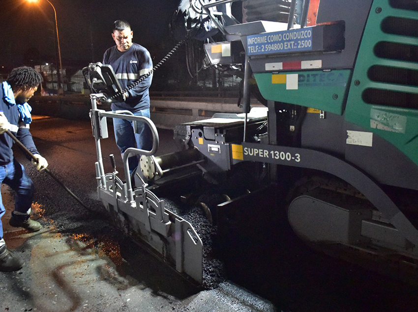 Dirección de Obras Públicas activó frente nocturno para intervenir en paso elevado de Vía Daule
