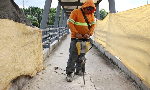 Obras Públicas inició mantenimiento integral del paso peatonal, frente al Hospital Teodoro Maldonado Carbo
