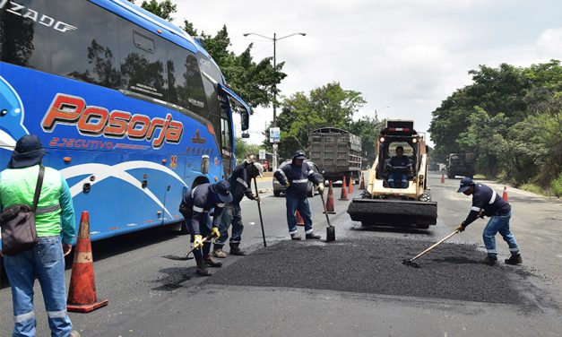 Obras Públicas avanza con el mantenimiento en el km 18 de la Vía a la Costa