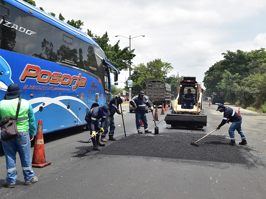 Obras Públicas avanza con el mantenimiento en el km 18 de la Vía a la Costa