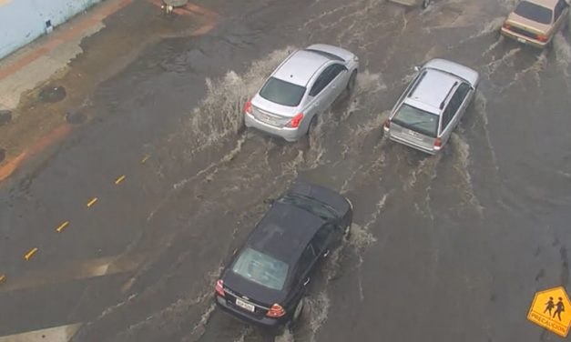 Oleaje deja daños en Santa Elena y la alerta se mantiene hasta el 29 de mayo en Costa de Ecuador