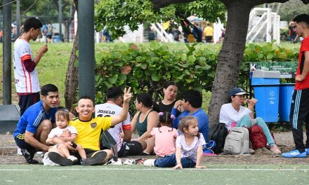 Guayaquileños disfrutan de los parques municipales como espacios de encuentro familiar durante el feriado