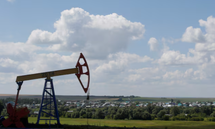 Los ingresos por petróleo y gas de Rusia caerán un tercio en mayo, según cálculos de Reuters