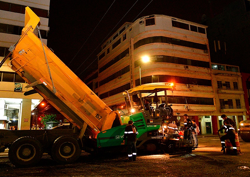 Frentes nocturnos reparan vías claves deterioradas por el invierno