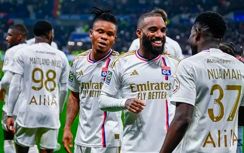 El Olympique de Lyon desciende a la Ligue 2 por una deuda económica y los grandes europeos buscan aprovecharlo