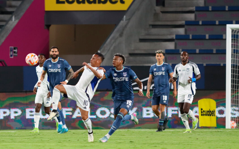 CON 9 JUGADORES: U. Católica rescató el empate ante Emelec