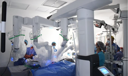 El robot que operó a un bebé junto a un urólogo: fue en Colombia y el resultado sorprendió en América Latina