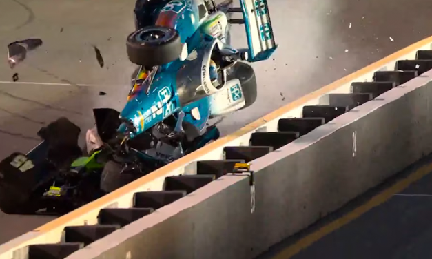 Escalofriante accidente en la IndyCar: un auto chocó a otro, voló por encima y se deslizó por la pista