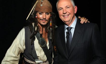 Johnny Depp sorprende a niños de un hospital en Madrid disfrazado de Jack Sparrow