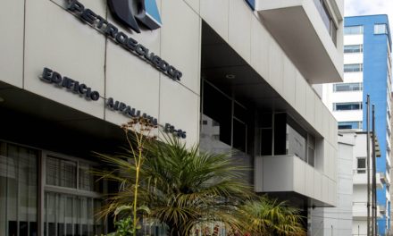 Petroecuador desvincula a 70 servidores públicos que recibían “sueldos dorados”
