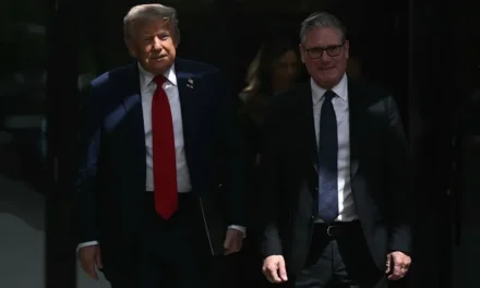 Trump y Starmer firman acuerdo que reduce aranceles a la aeronáutica y automóviles británicos