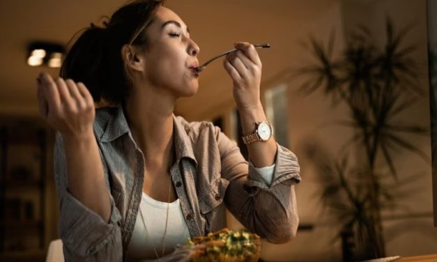Comer bien para dormir mejor: los alimentos que ayudan a lograr un descanso profundo