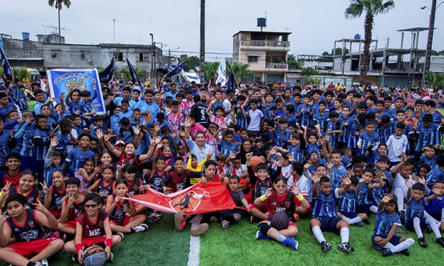 Obras que cambian vidas: Municipio entregó cancha rehabilitada en el sur de Guayaquil