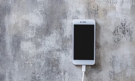 Mi celular no carga con el cable original: qué hacer y cuáles errores evitar
