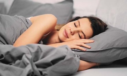 Un estudio revela que las mujeres necesitan dormir más que los hombres porque utilizan en mayor medida el cerebro durante el día
