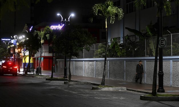 Instalan luminarias temporales en la Av. 9 de octubre hasta que inicie la renovación del sistema de alumbrado público