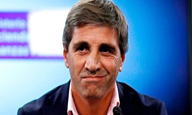El ministro de Economía de Argentina insta a los comerciantes a ofrecer planes de pago en dólares