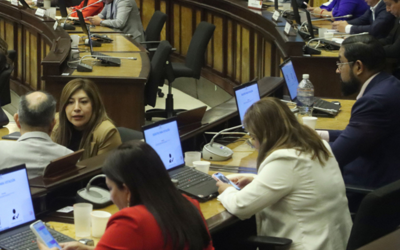Multas por inasistencias de legisladores dejaron USD 50.000 en un año para la Asamblea de Ecuador