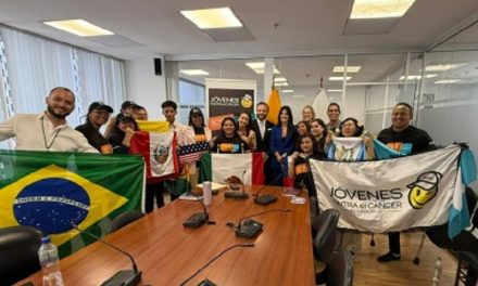 Asambleístas reconocen la fortaleza y resiliencia de sobrevivientes de cáncer de Ecuador y otros países