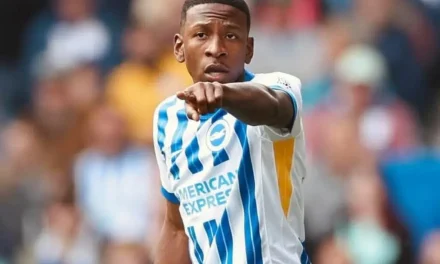 Rumores en Inglaterra: Manchester United busca lateral y Pervis Estupiñán aparece como opción
