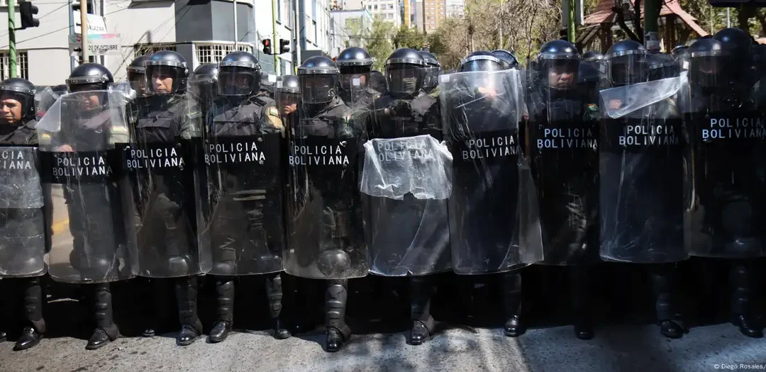 Policía de Bolivia se repliega por amenazas en Cochabamba