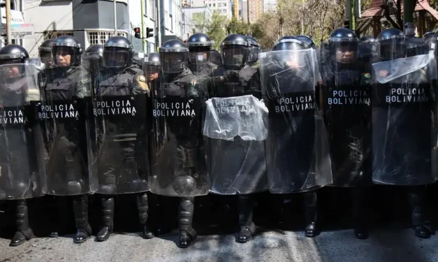 Policía de Bolivia se repliega por amenazas en Cochabamba